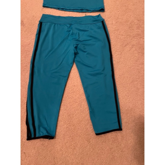 ❤️ Kaiser size large teal workout set with black trim - Picture 2 of 6